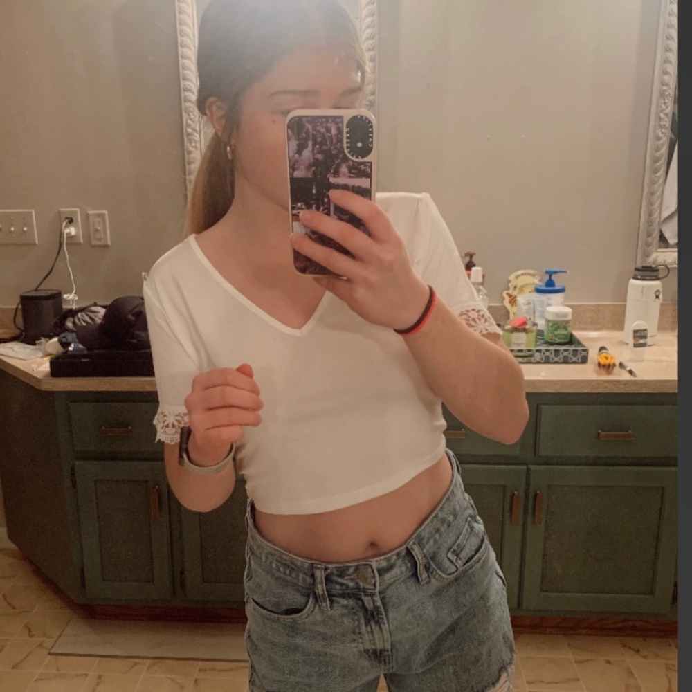WHITE LACE DETAIL CROP TOP